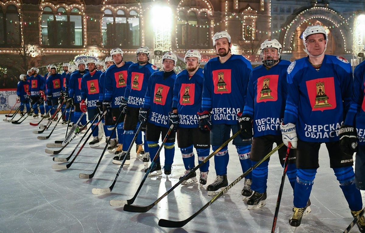 Тверская «Волга» сыграла в хоккей на Красной площади