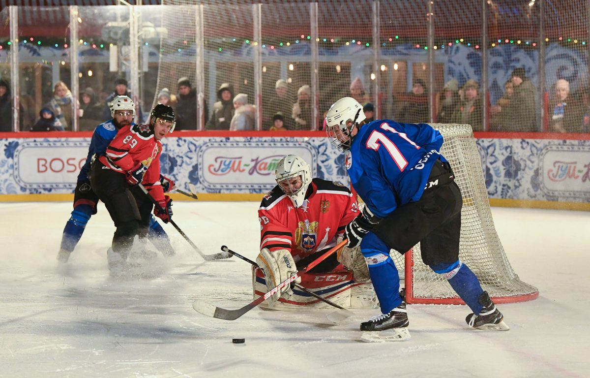 Тверская «Волга» сыграла в хоккей на Красной площади