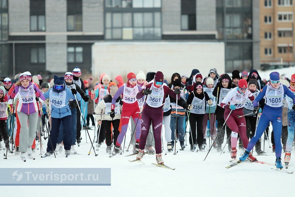 На старт – семьями, школами, коллективами и муниципалитетами: большой фоторепортаж с «Лыжни России» в Твери