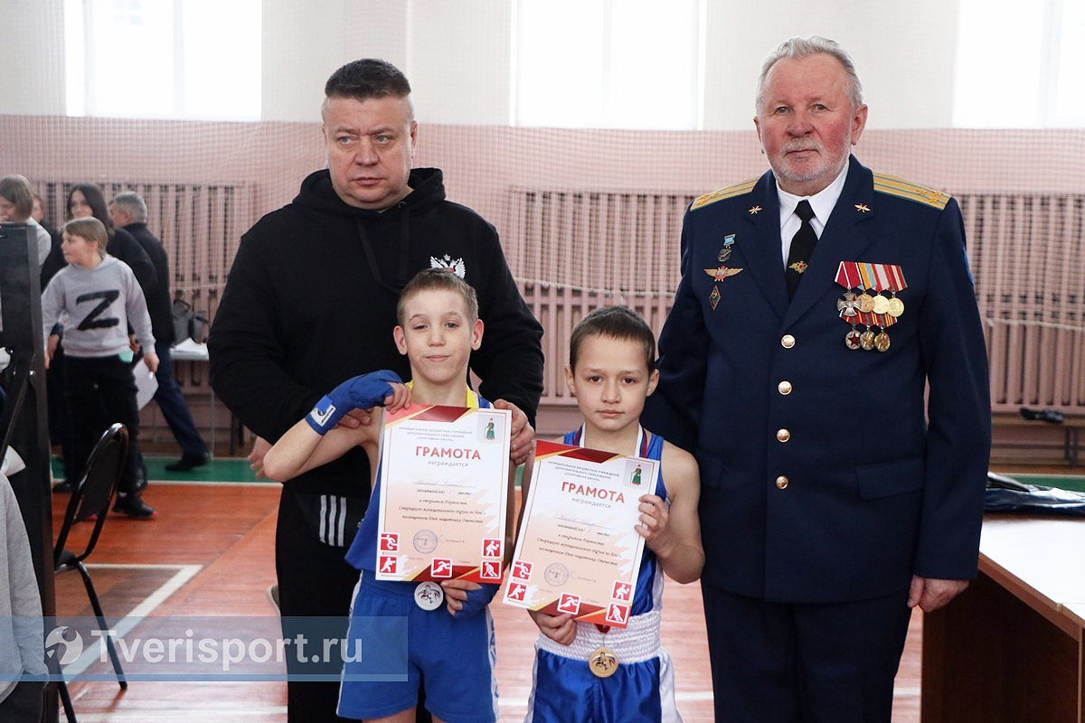 «В жизни, как на ринге»: на турнире в Тверской области наградили боксеров и полковников