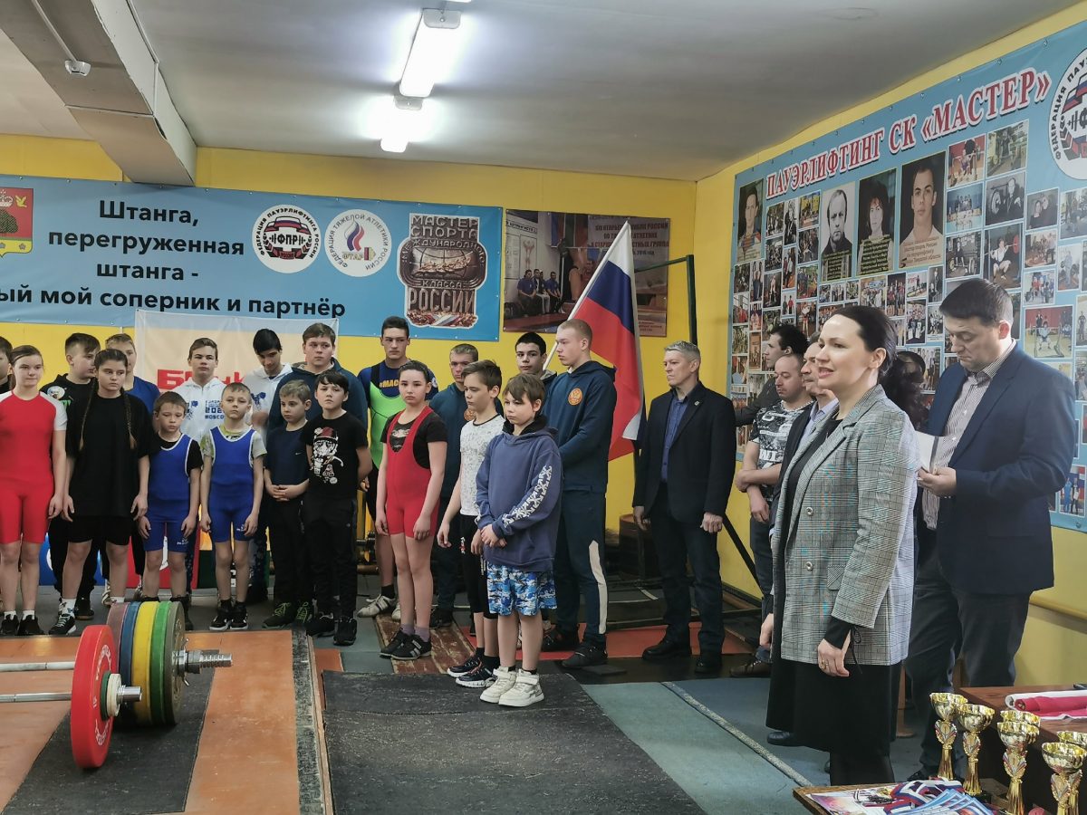 На турнире в Тверской области 13-летний штангист превзошел два рекорда России