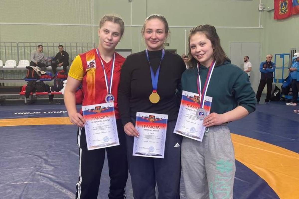 Три участницы – и все с медалями: девушки-борцы из Тверской области успешно выступили на чемпионате ЦФО