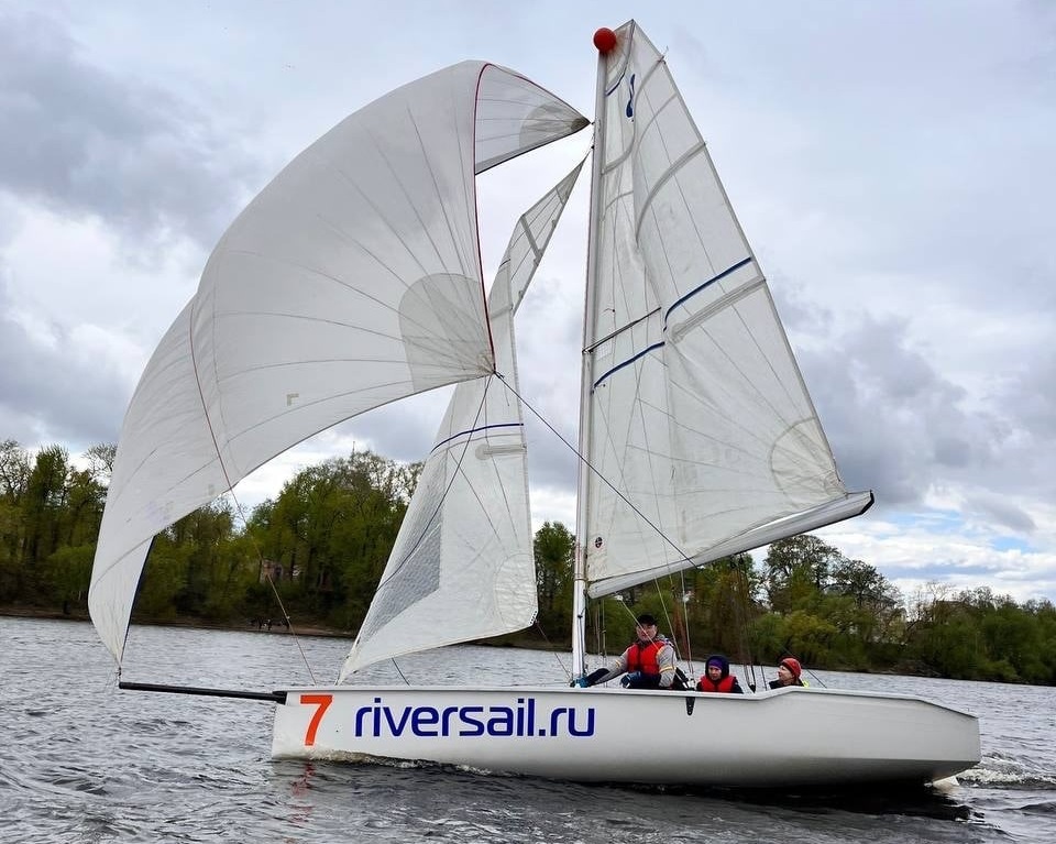 В Твери яхтсмены из трех городов подняли паруса в честь рождения школы RIVERSAIL