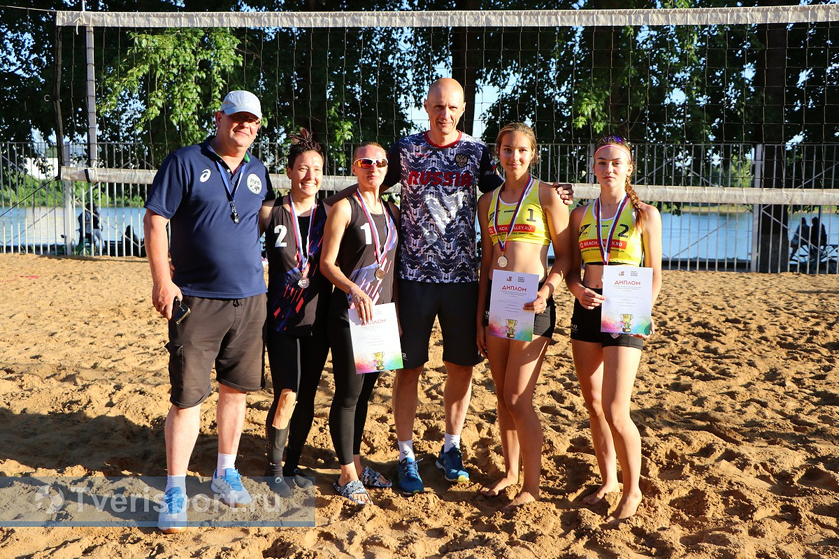 Две мамы пятерых детей сенсационно завоевали медали чемпионата Тверской области по пляжному волейболу