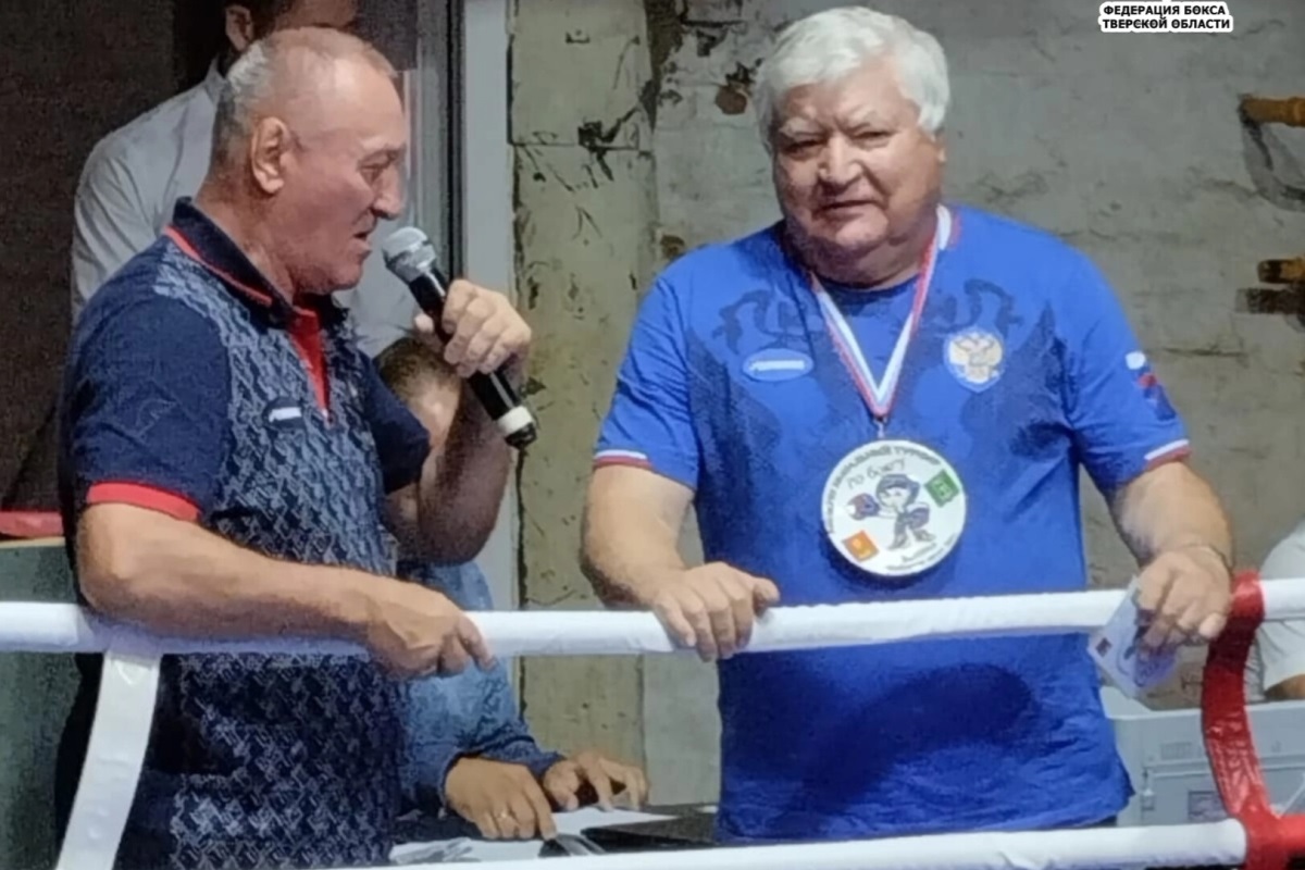 Прокурор наградил лучшего боксера юбилейного турнира в Тверской области