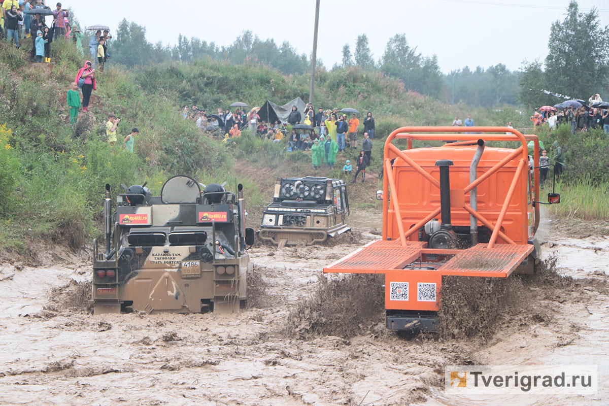 Из грязи в титаны: в Твери прошли масштабные гонки машин и людей по бездорожью