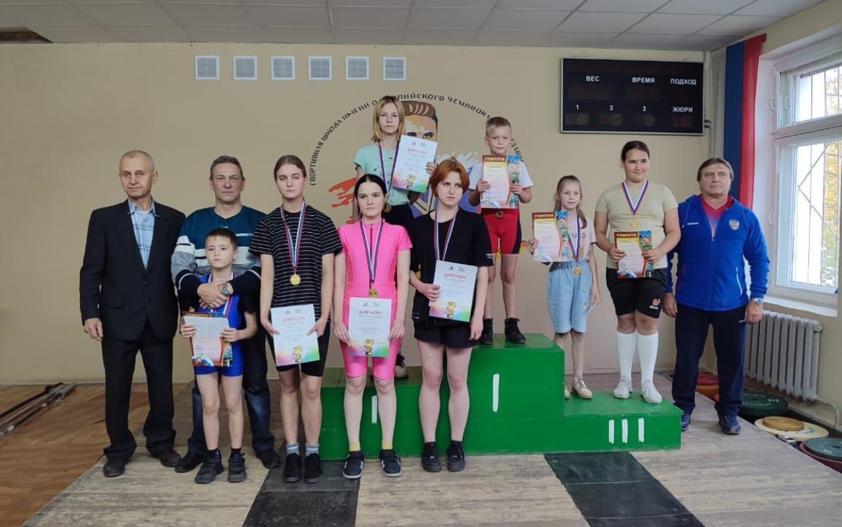15-летний штангист на соревнованиях в Тверской области побил рекорды России