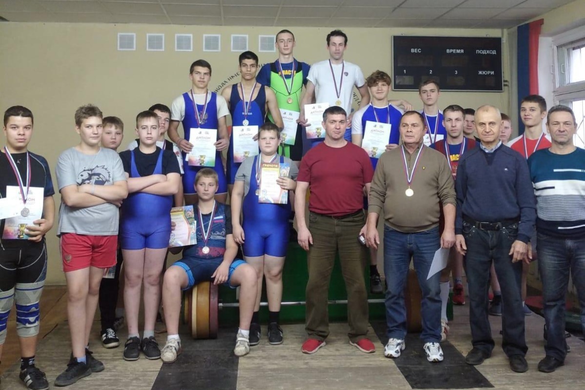 15-летний штангист на соревнованиях в Тверской области побил рекорды России