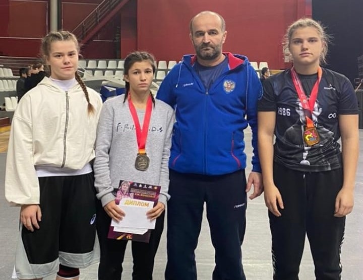 Девушки-борцы Тверской области собрали полный комплект наград на всероссийском турнире