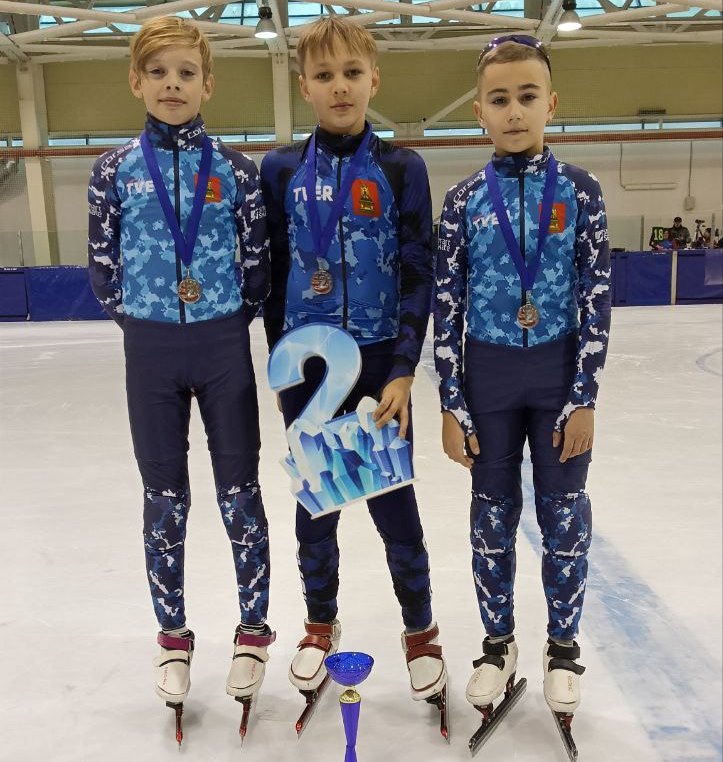 Тверские спортсмены завоевали девять медалей межрегиональных соревнований на домашнем льду