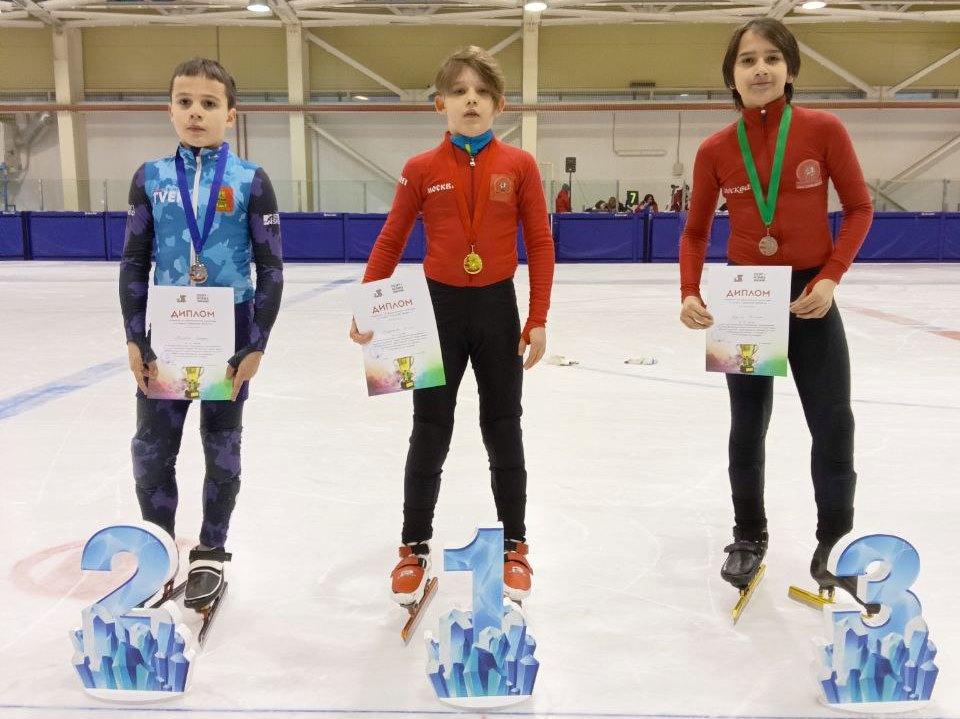 Тверские спортсмены завоевали девять медалей межрегиональных соревнований на домашнем льду