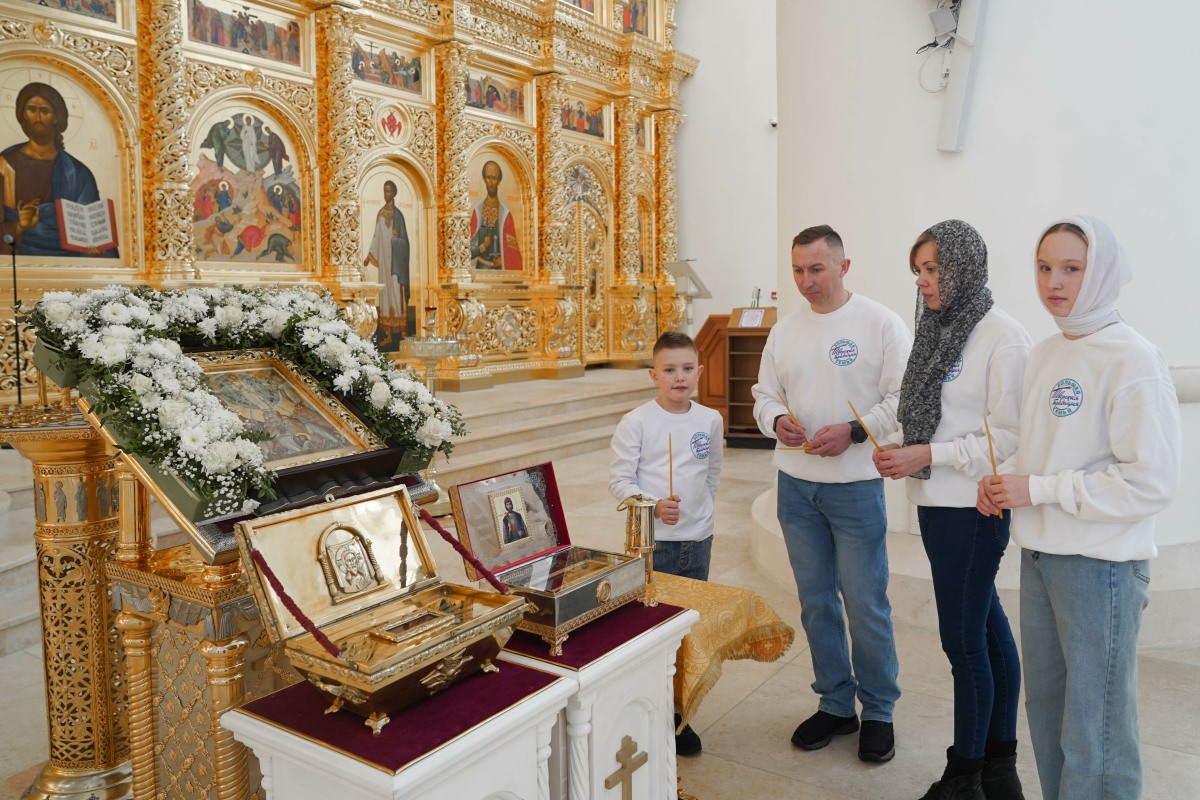 Спортивная семья Снежковых привезла в Тверь символический огонь из очага «Сердце России»