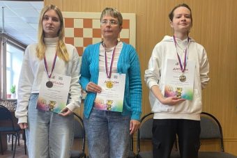 Мама с дочкой завоевали медали чемпионата Тверской области по стоклеточным шашкам