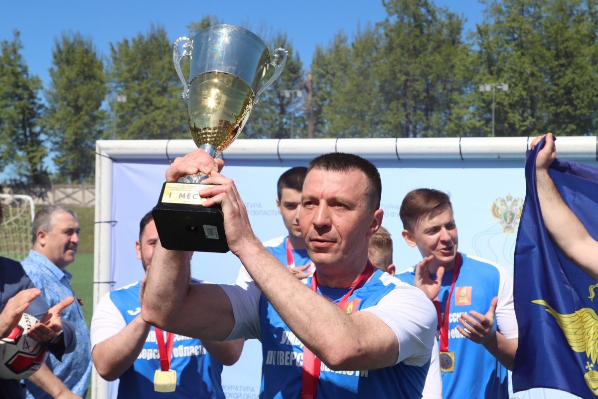 Один из лучших футболистов в российской истории наградил тверских полицейских