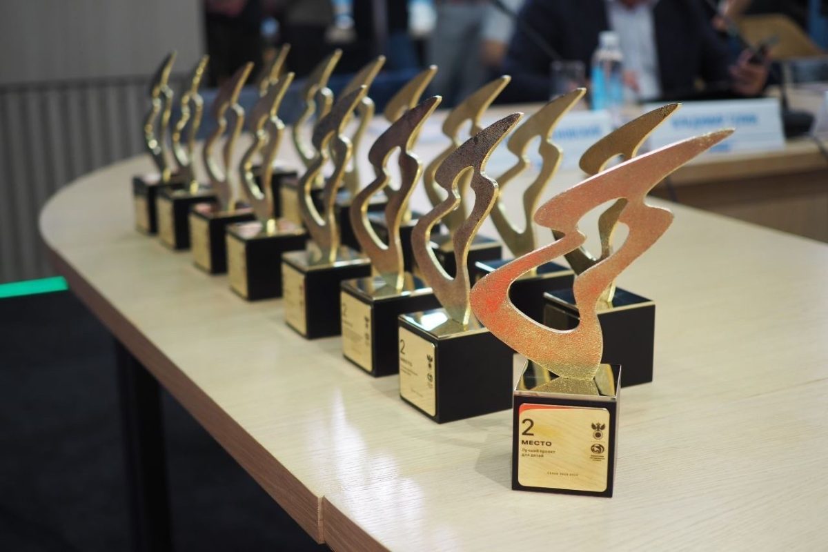 Алексей Смертин наградил организатора футбольного фестиваля в Тверской области