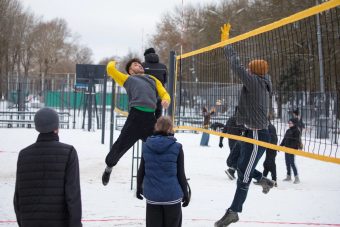 В Твери впервые состоялся официальный турнир по зимнему пляжному волейболу