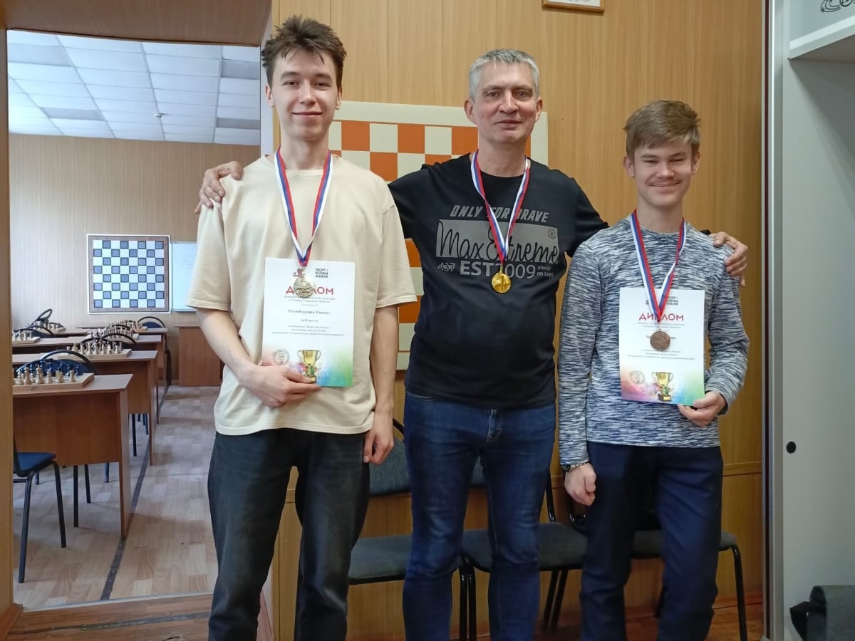 Отец и дочь оформили золотой дубль на чемпионате Тверской области по стоклеточным шашкам Отец и дочь оформили золотой дубль на чемпионате Тверской области по стоклеточным шашкам
