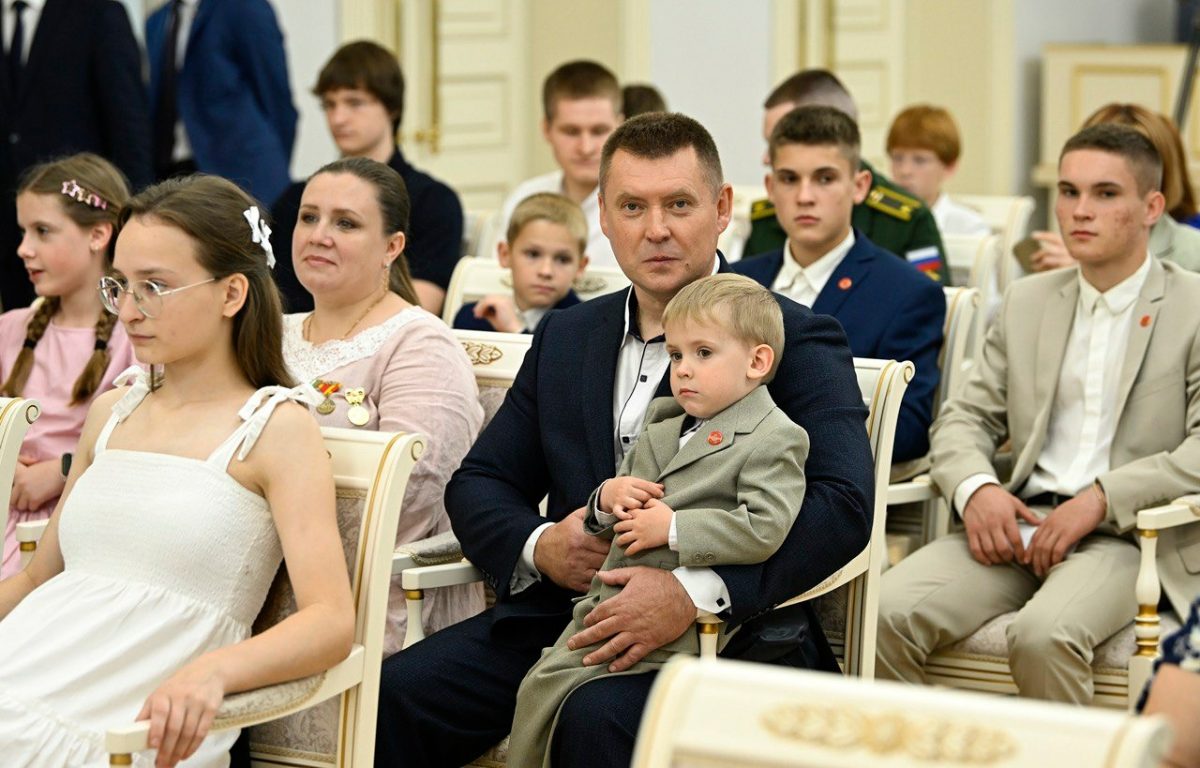 Игорь Руденя вручил орден родителям  юных спортсменов