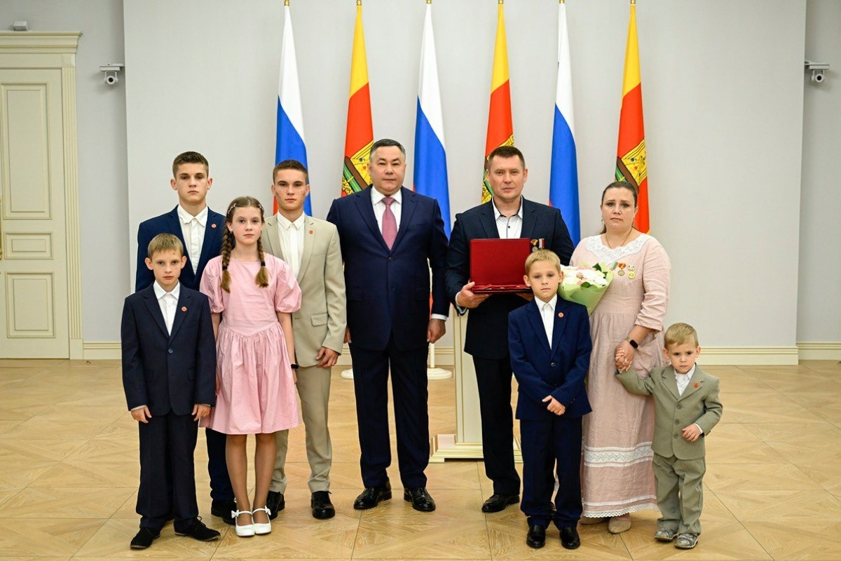 Игорь Руденя вручил орден родителям юных спортсменов Игорь Руденя вручил орден родителям юных спортсменов