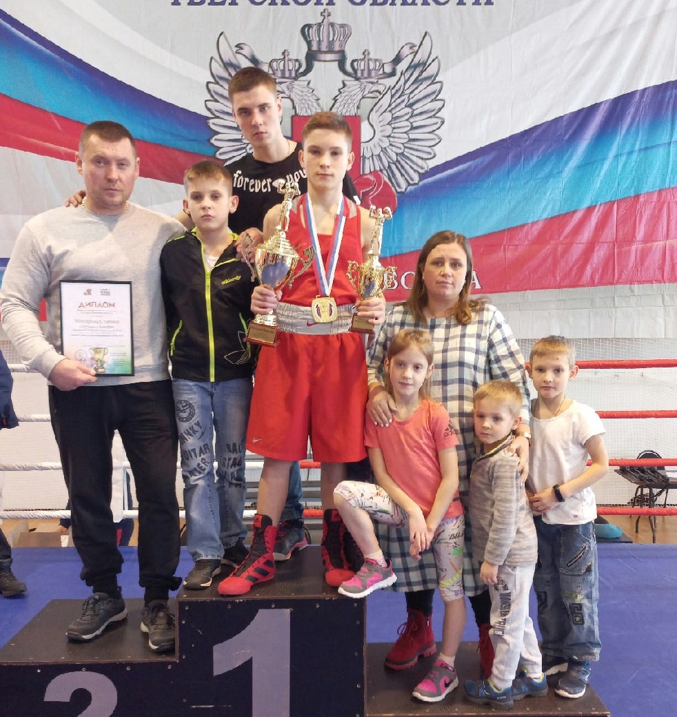 Игорь Руденя вручил орден родителям  юных спортсменов