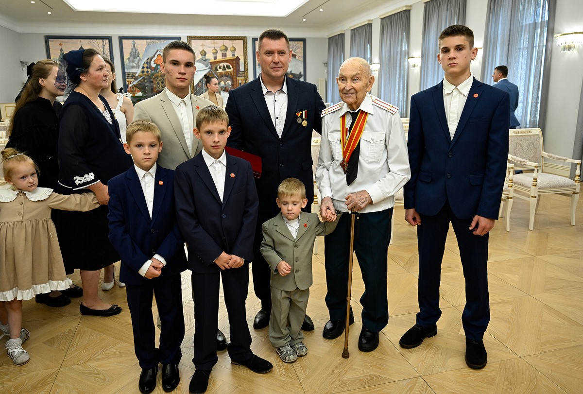 Игорь Руденя вручил орден родителям  юных спортсменов