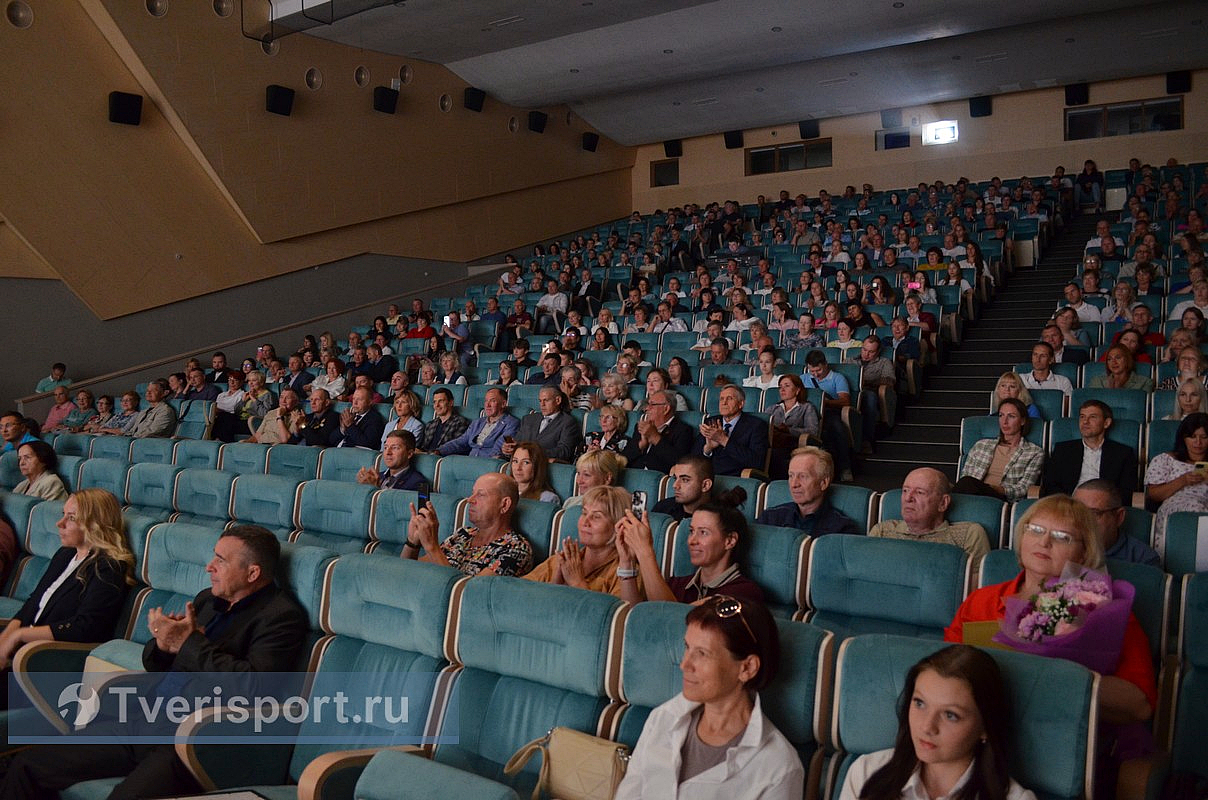 опубликован фоторепортаж с торжественного собрания, посвященного Дню физкультурника