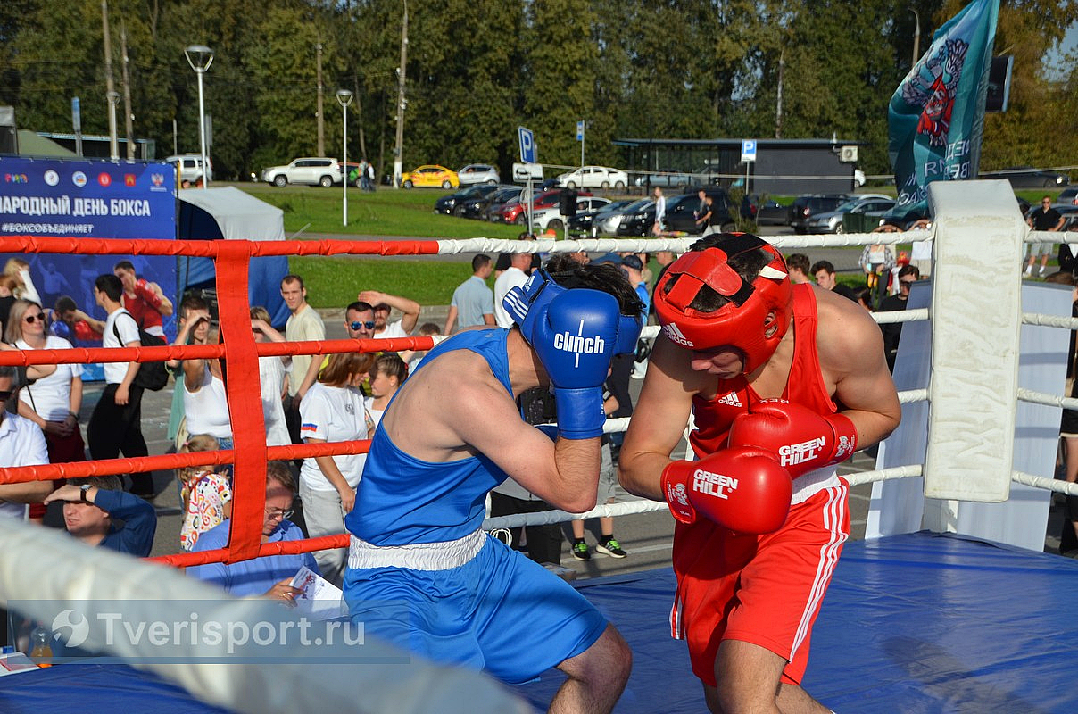 Мальчишки и девчонки, а также их родители, заняться боксом не хотите ли?
