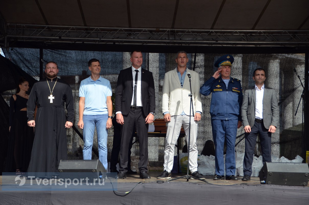 Мальчишки и девчонки, а также их родители, заняться боксом не хотите ли?