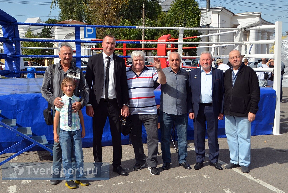 Мальчишки и девчонки, а также их родители, заняться боксом не хотите ли?