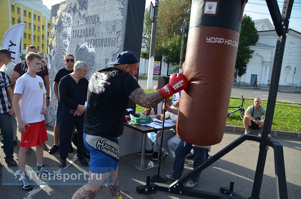 Мальчишки и девчонки, а также их родители, заняться боксом не хотите ли?