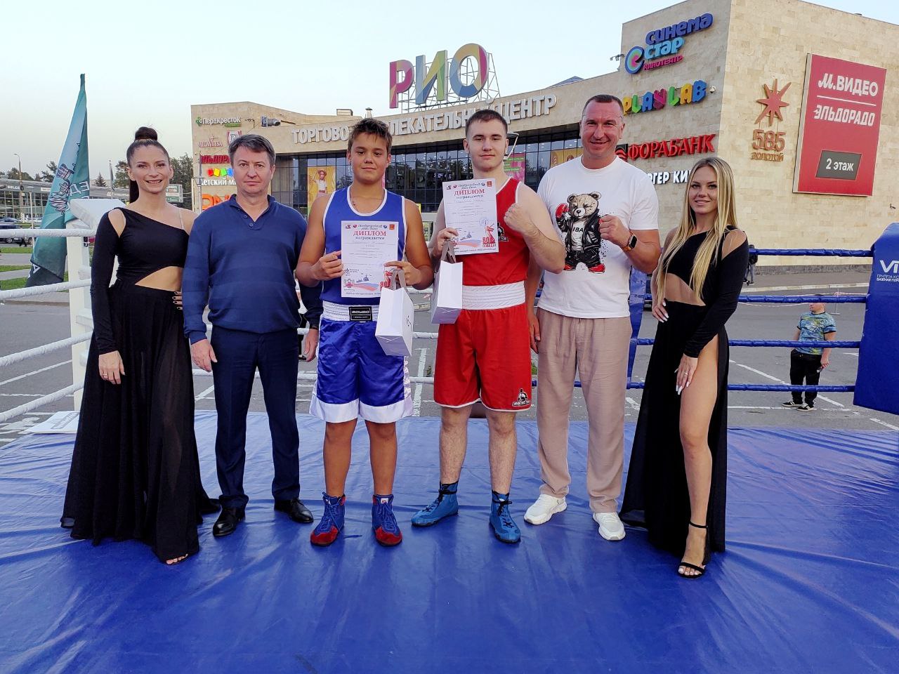 photo_5305707834329137701_y