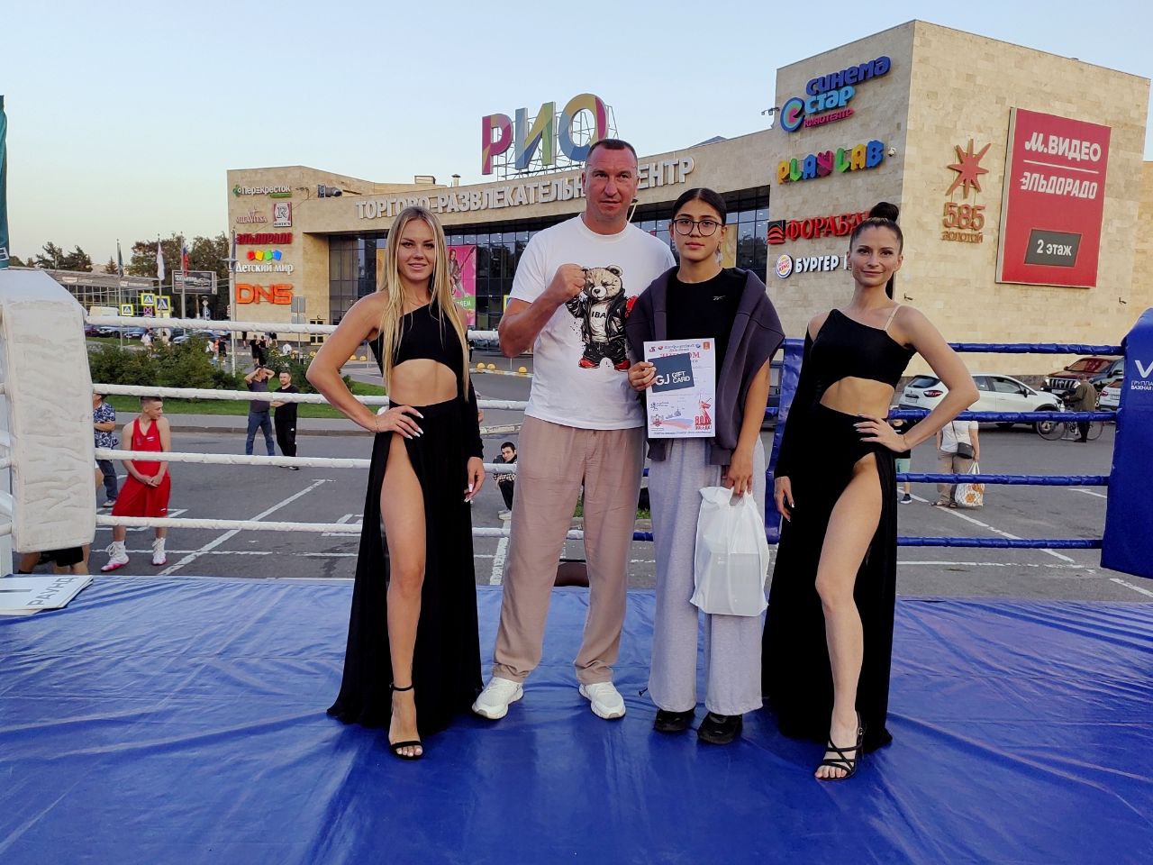 photo_5305707834329137703_y