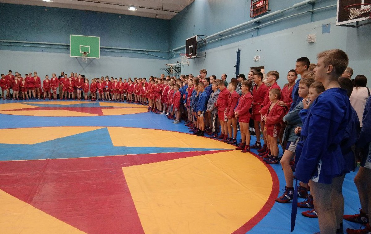 Средней школе в Тверской области вручили подарок от чемпионки мира по самбо