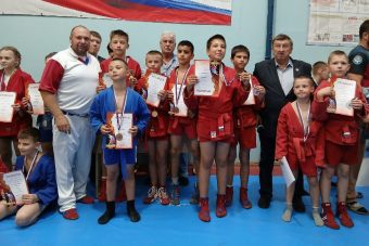 Средней школе в Тверской области вручили подарок от чемпионки мира по самбо