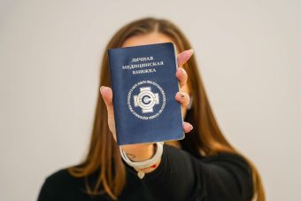 Точно не гастарбайтеры? После проверки Роспотребнадзора всем тренерам тверской спортшколы срочно заменили медкнижки