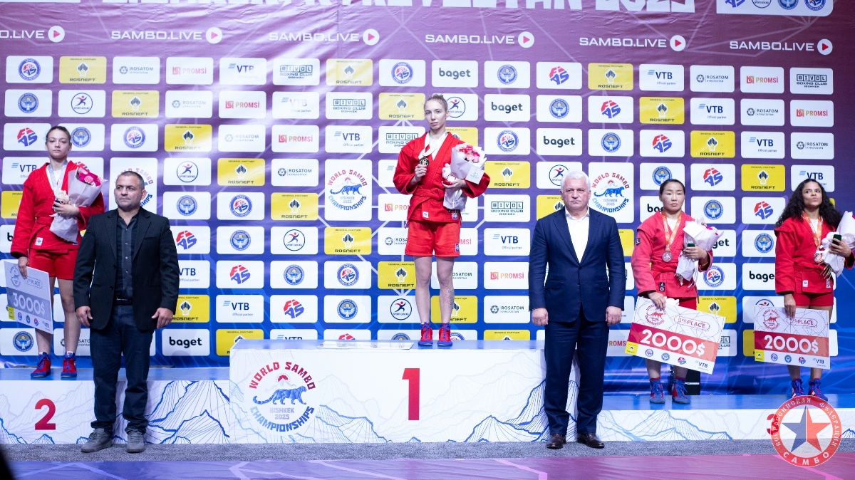 Победа со слезами на глазах! Самбистка из Твери защитила титул чемпионки мира