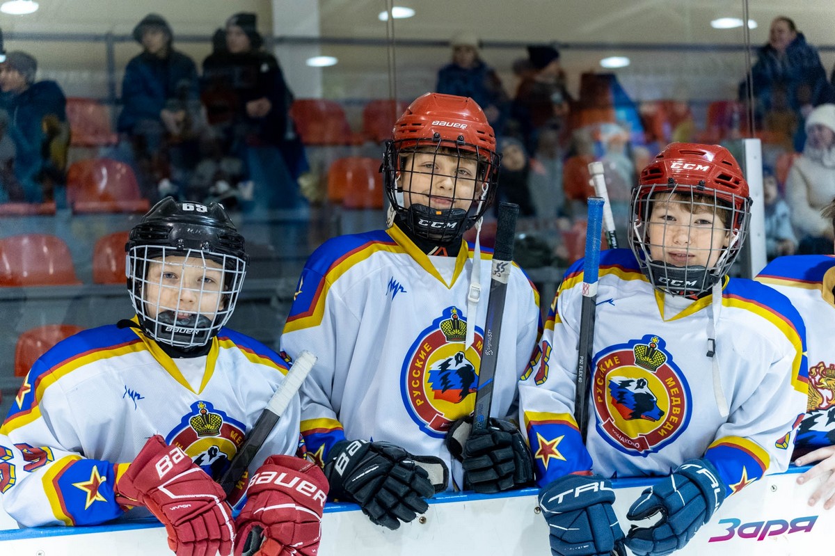 Новогоднее чудо на льду: в Тверской области «медвежата» сыграли в хоккей с «папами»