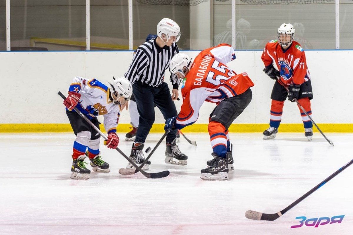 Новогоднее чудо на льду: в Тверской области «медвежата» сыграли в хоккей с «папами»