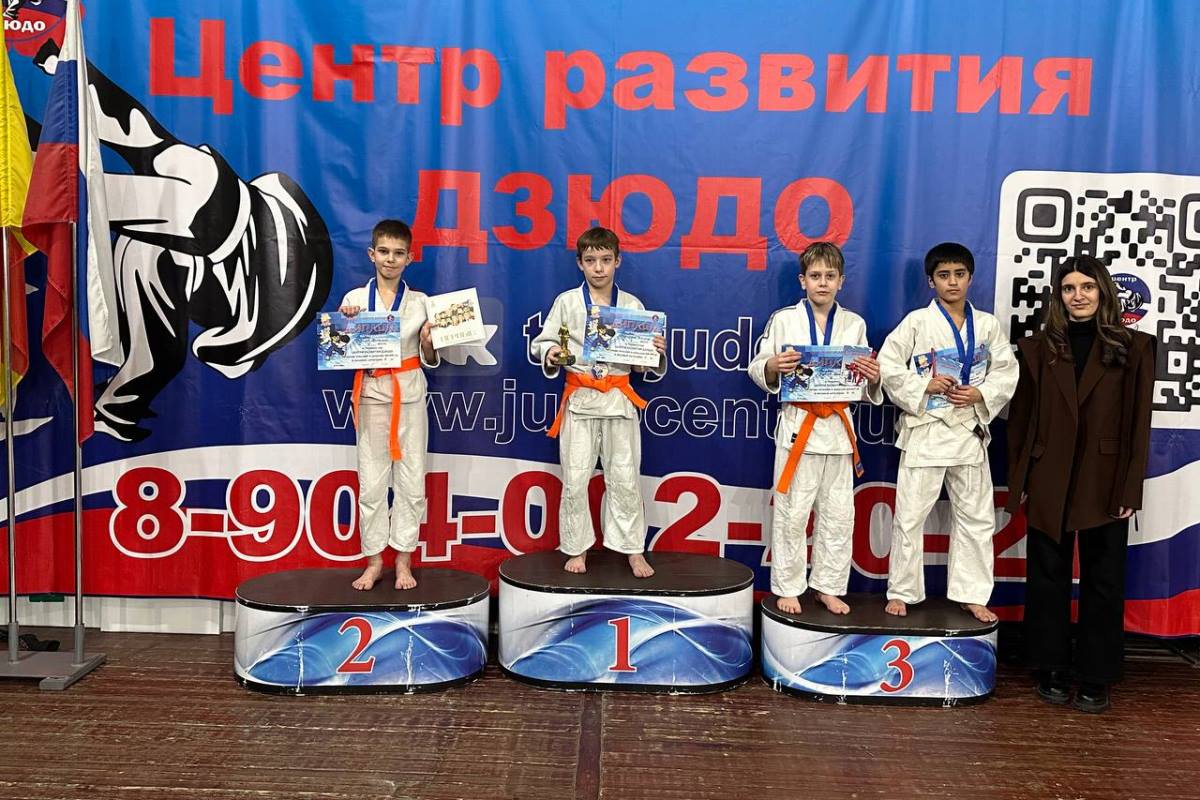 В Твери победителям турнира по дзюдо вручили кубки, покрытые настоящим золотом