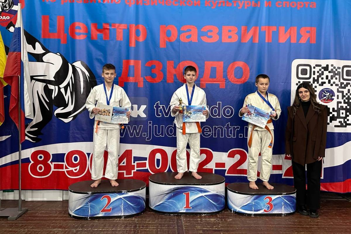 В Твери победителям турнира по дзюдо вручили кубки, покрытые настоящим золотом