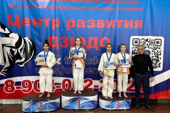 В Твери победителям турнира по дзюдо вручили кубки, покрытые настоящим золотом