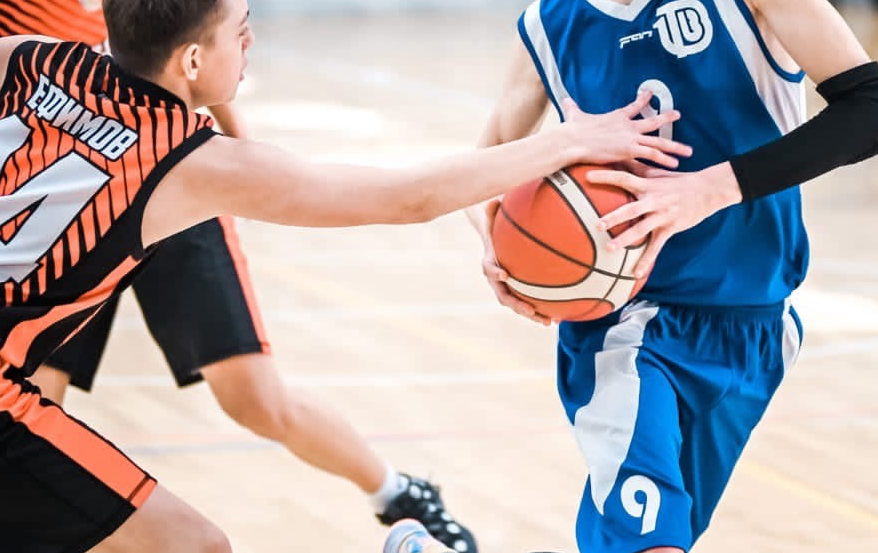 Дриблинг в баскетболе: техника ведения мяча, ошибки и примеры игры