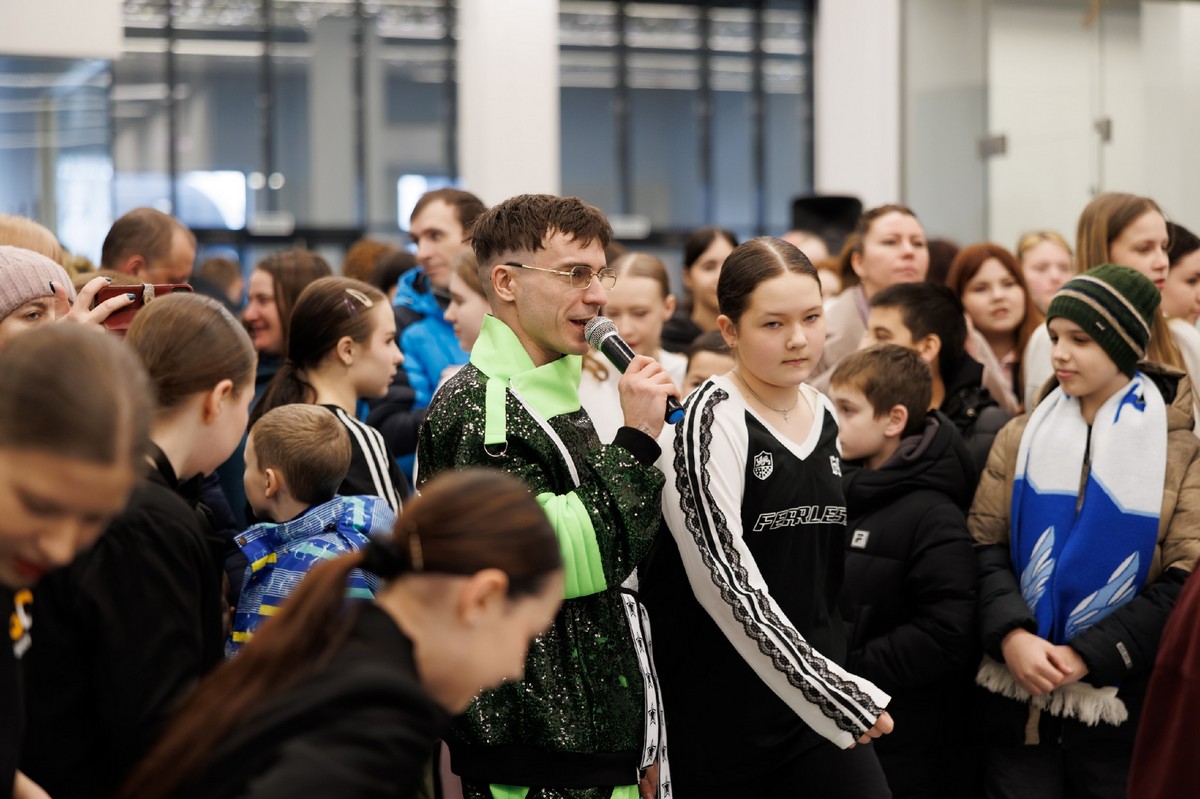 Школьники спели «Катюшу» в поддержку «ТХК Патриот»