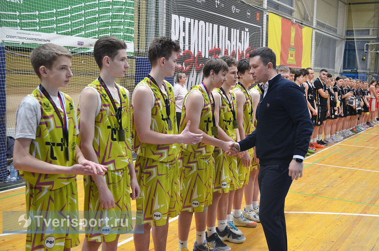 Удержались на вершине: девушки из Маскатихи и юноши из Озерного защитили титул чемпионов