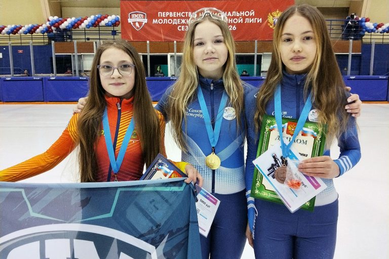 Тверские шорт-трекисты на домашней арене завоевали 10 медалей межрегиональных соревнований