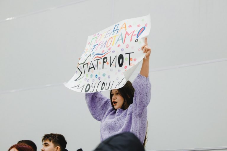 Школьники спели «Катюшу» в поддержку «ТХК Патриот»