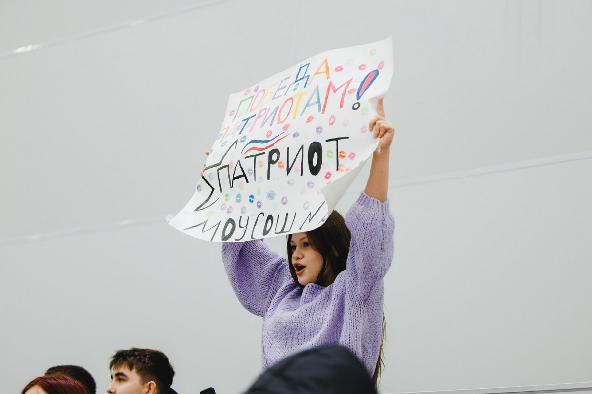 Школьники спели «Катюшу» в поддержку «ТХК Патриот»