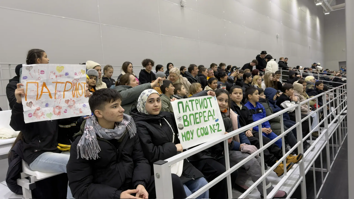 Школьники спели «Катюшу» в поддержку «ТХК Патриот»