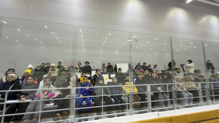 Школьники спели «Катюшу» в поддержку «ТХК Патриот»