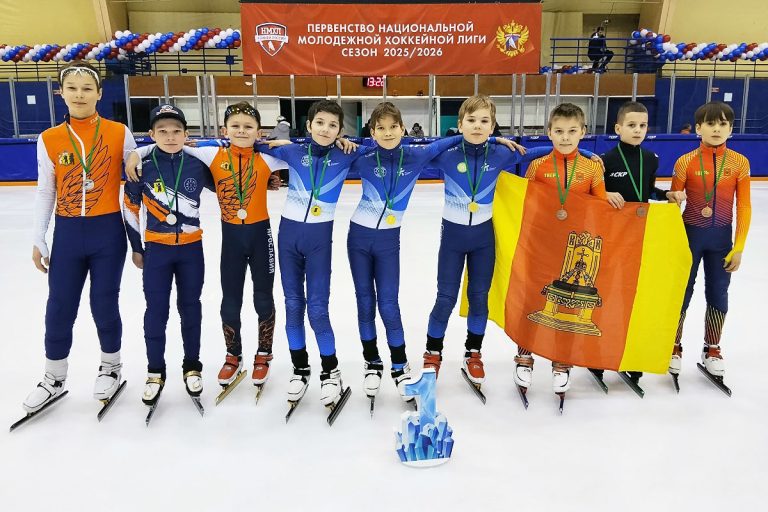 Тверские шорт-трекисты на домашней арене завоевали 10 медалей межрегиональных соревнований